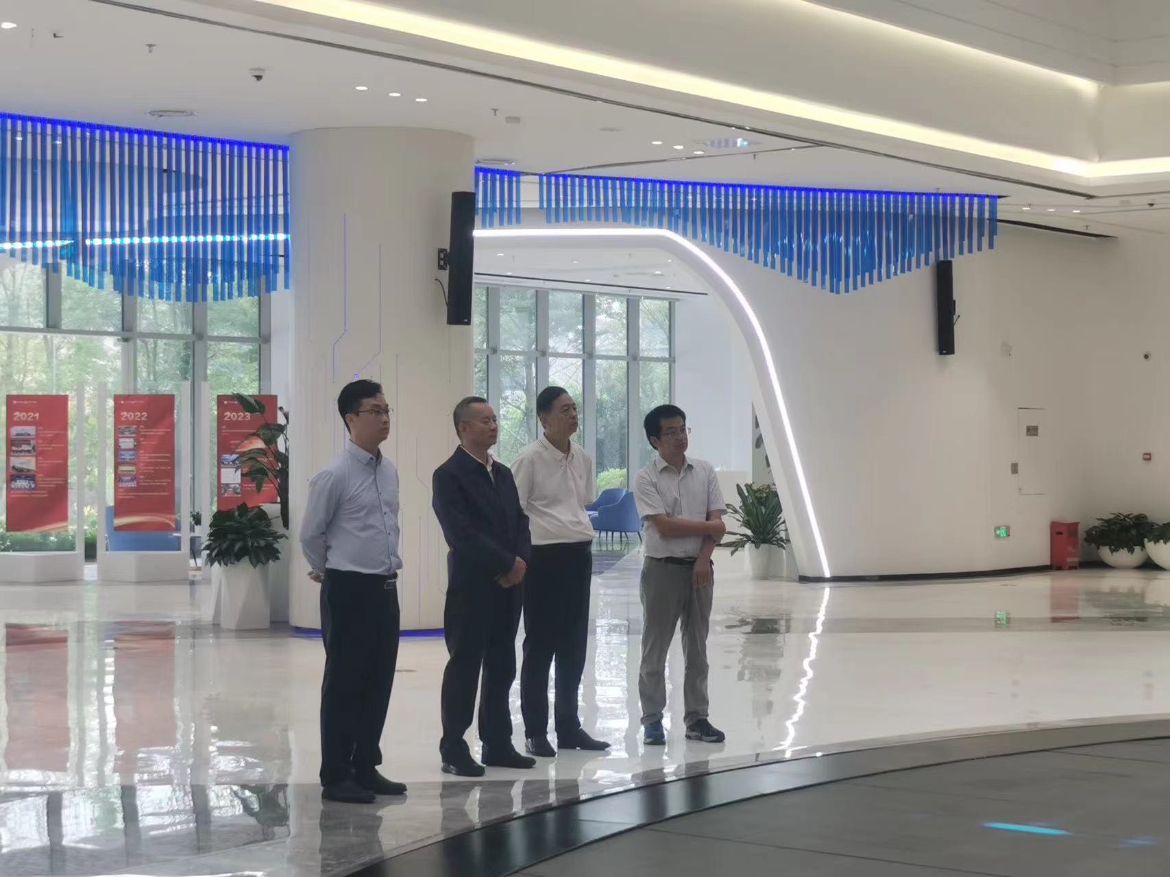 自治区大数据发展局局长赵志刚会见江苏未来网络集团总经理田文科一行 尊龙时凯集团领导参加